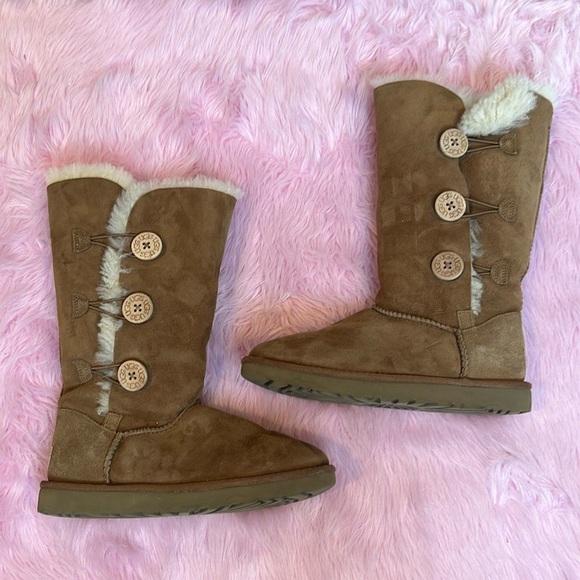 UGG Shoes - Ugg brown Bailey Buttons heeled boots size 8